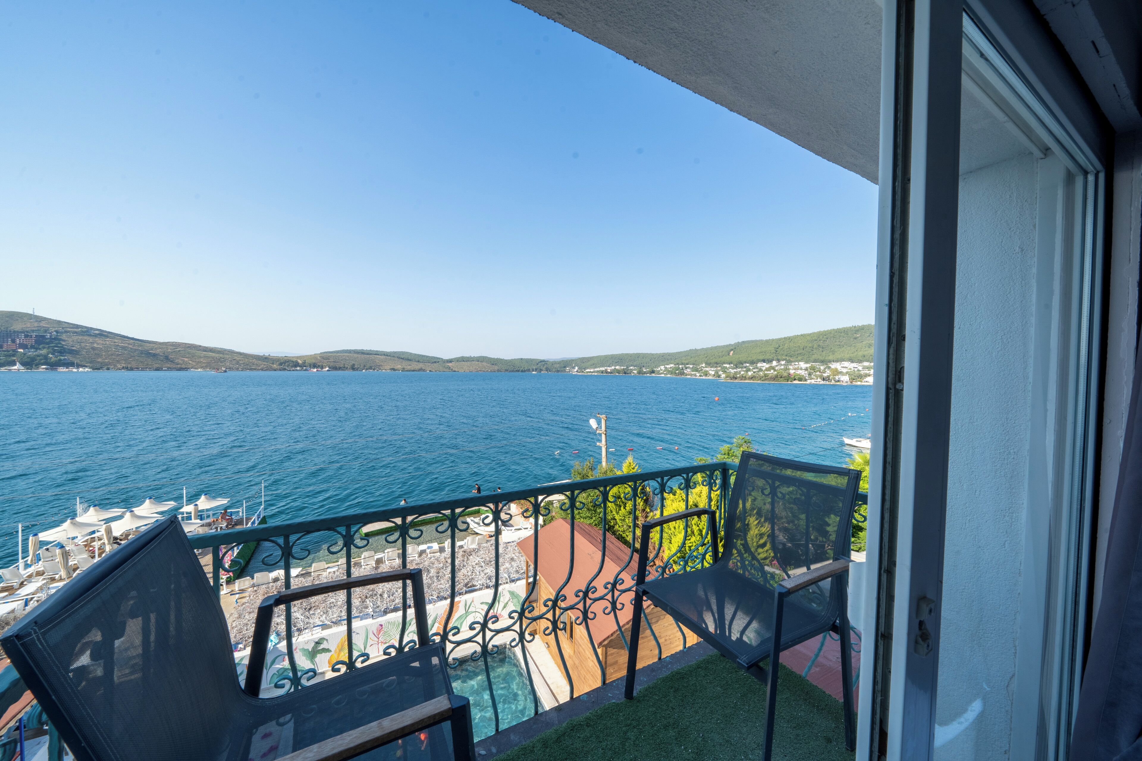 Habitación triple, frente al mar | Insonorización y ropa de cama 