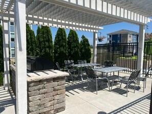 Outdoor dining - LUXURY STAY in a SPACIOUSLY LAVISH 1BR, 1BA. (Fort Wayne)