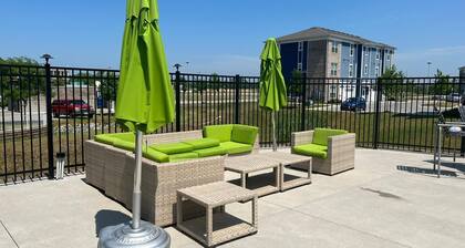LUXURY STAY in a SPACIOUSLY LAVISH 1BR, 1BA.