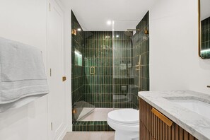 Combined shower/bathtub, hair dryer, bidet, towels