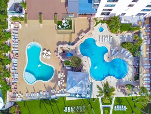 Una piscina al aire libre, una piscina climatizada