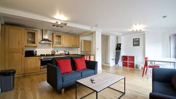 2 habitaciones, caja de seguridad en la habitación y escritorio