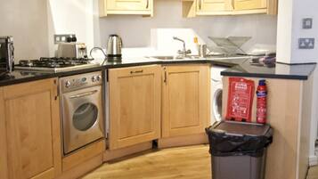 Departamento Deluxe | Cocina privada | Refrigerador con congelador, microondas, horno y parrilla de estufa