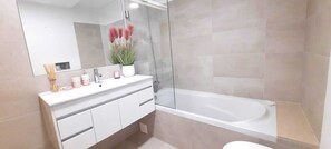 Duschwanne, Haartrockner, Handtücher, Toilettenpapier