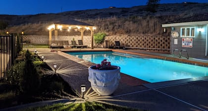 Wenatchee Mansion. 6500 sqft, pool, hot tub, 7 BR, theater, billiards and more!