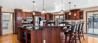 Wenatchee Mansion. 6500 sqft, pool, hot tub, 7 BR, theater, billiards and more!