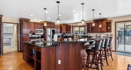 Wenatchee Mansion. 6500 sqft, pool, hot tub, 7 BR, theater, billiards and more!