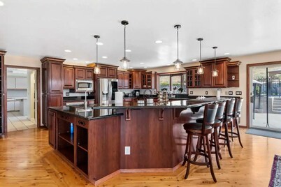 Wenatchee Mansion. 6500 sqft, pool, hot tub, 7 BR, theater, billiards and more!