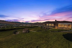 Exterior - Wenatchee Mansion. 6500 sqft, pool, hot tub, 7 BR, theater, billiards and more! (East Wenatchee)