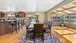 Una cocina amplia con comedor, ventanas grandes y tragaluz.