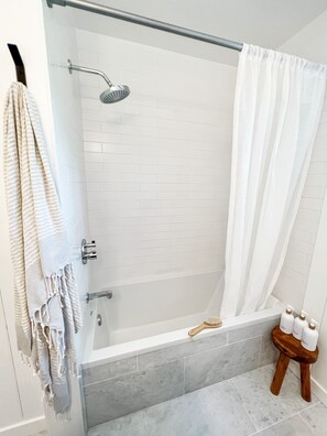 Combined shower/bathtub, hair dryer, towels, soap - Chic wine country cottage and garden (Healdsburg)