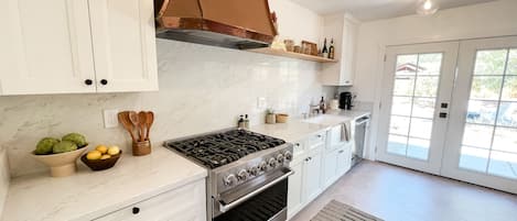 Private kitchen | Fridge, microwave, oven, stovetop