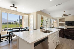 ثلاجة، ميكروويف، فرن، موقد طهي مسطح