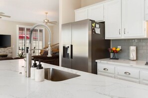 ثلاجة، ميكروويف، فرن، موقد طهي مسطح