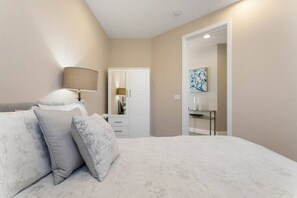 3 Schlafzimmer, Schreibtisch, Bügeleisen/Bügelbrett, Reisekinderbett