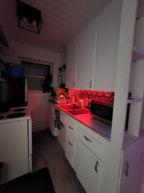 Private kitchen - Le Chanelle Suite, ELEGANT, ARTISTIC apartment (Peterborough)