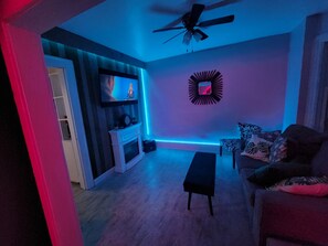 Living area - Le Chanelle Suite, ELEGANT, ARTISTIC apartment (Peterborough)