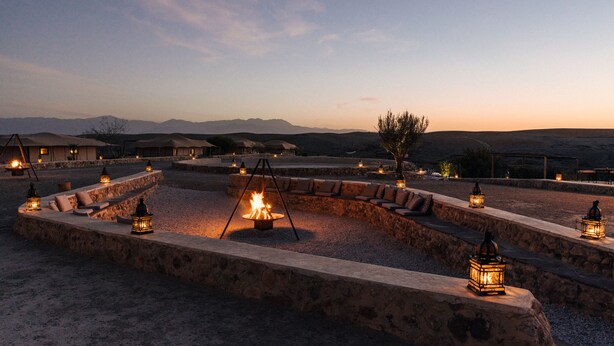 A desert resort with outdoor seating areas, stone fire pits, and lanterns. - Caravan Agafay by Our Habitas (Agafay)