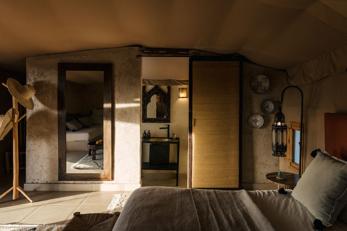 Premium bedding, in-room safe, iron/ironing board, free WiFi