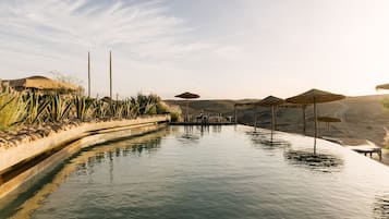 2 AuĂenpools, LiegestĂŒhle