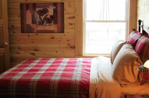 2 bedrooms, WiFi, bed sheets - Gorgeous 2 Bedroom on Nelson Lake w/ Direct to miles of Snowmobile trails (Hayward)