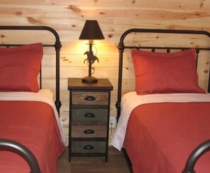 2 bedrooms, WiFi, bed sheets - Gorgeous 2 Bedroom on Nelson Lake w/ Direct to miles of Snowmobile trails (Hayward)
