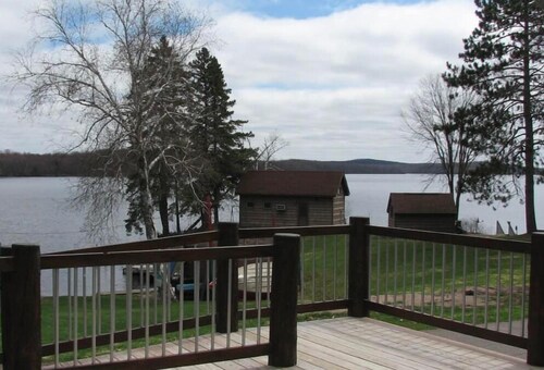 Gorgeous 2 Bedroom on Nelson Lake w/ Direct to miles of Snowmobile trails