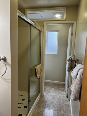 Ensemble baignoire-douche, séchoir à cheveux, serviettes fournies, savon