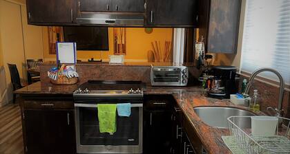 Centrally Located 4BR 2BA Apt in Alameda