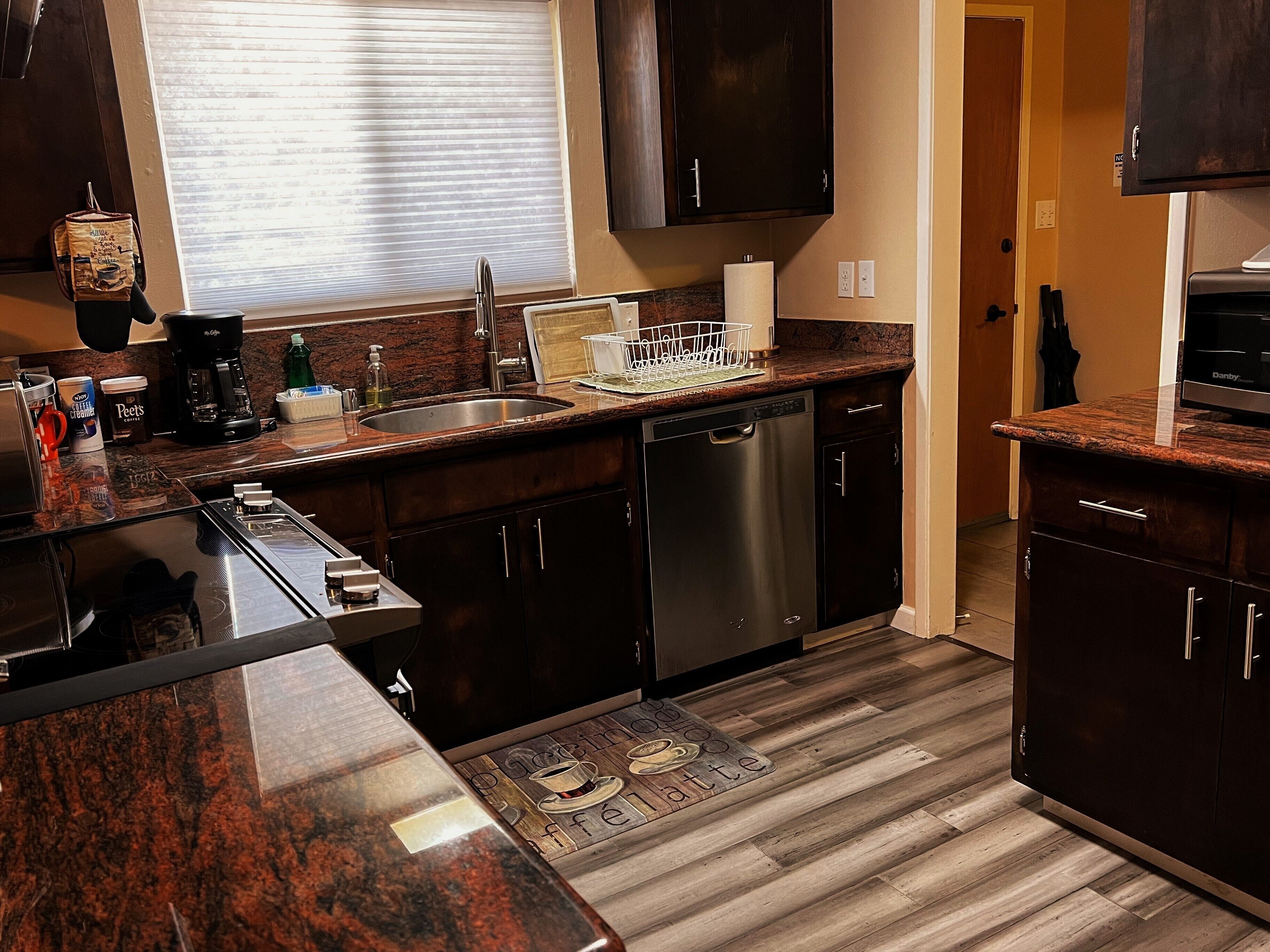 Réfrigérateur, four à micro-ondes, un four, surface de cuisson