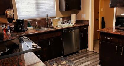 Centrally Located 4BR 2BA Apt in Alameda