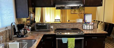 Full-size fridge, microwave, oven, stovetop