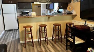 Réfrigérateur grande capacité avec congélateur, four à micro-ondes