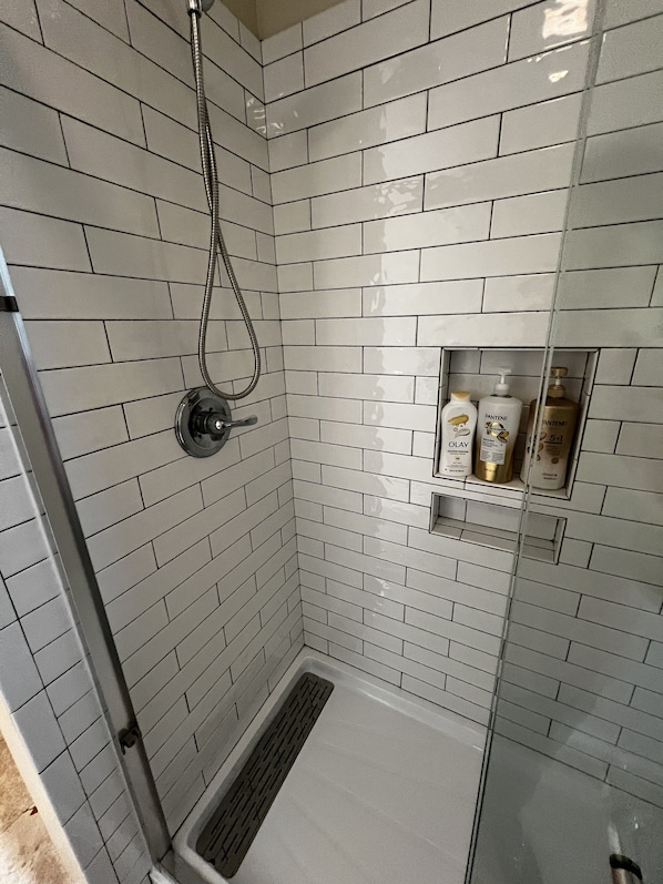 Ensemble douche/baignoire, sèche-cheveux, serviettes fournies, savon