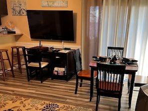 TV connectée, jeux vidéo, table de tennis de table, livres