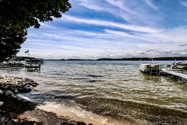 Una spiaggia nelle vicinanze