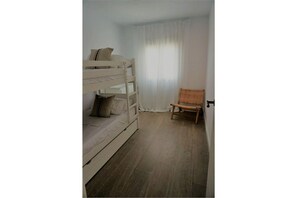 3 slaapkamers, een strijkplank/strijkijzer, gratis wifi, beddengoed