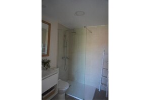 Een douche, een haardroger, zeep, toiletpapier