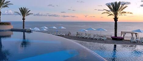 Una piscina al aire libre, una piscina climatizada