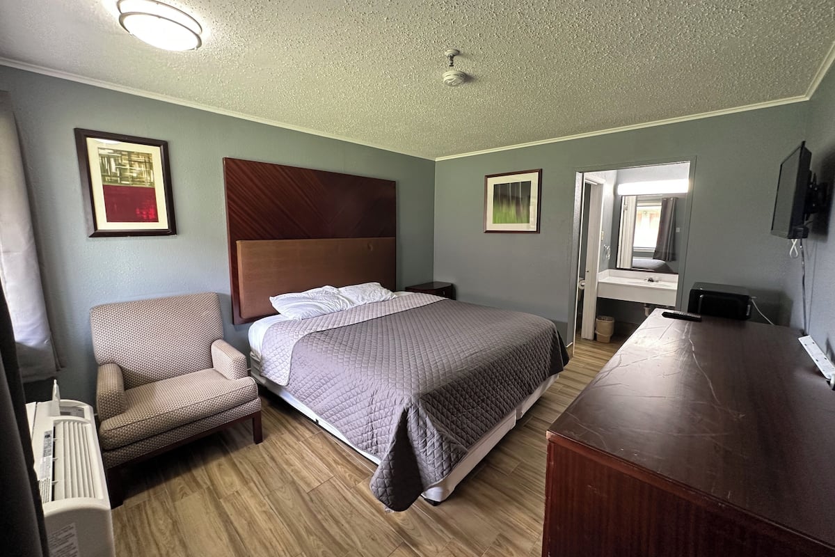 Eenvoudige kamer, 1 kingsize bed, niet-roken | Gratis wifi, beddengoed