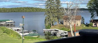 Beautiful Upper Suite on Nelson Lake with Balcony & Lakeviews!