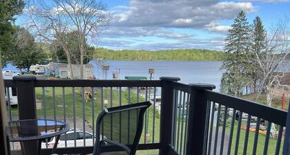 Beautiful Upper Suite on Nelson Lake with Balcony & Lakeviews!