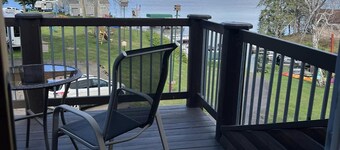 Beautiful Upper Suite on Nelson Lake with Balcony & Lakeviews!