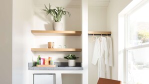 Een moderne keuken met houten planken, een koelkast, een stoel en een kruk met een patroon.