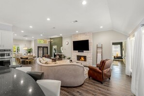 Interior - New Home-Hot Tub-GameRoom-Pool table-10min to DFW Airport-12 min from Downtown (Irving)