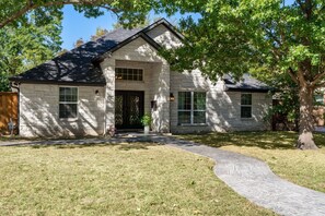 Exterior - New Home-Hot Tub-GameRoom-Pool table-10min to DFW Airport-12 min from Downtown (Irving)