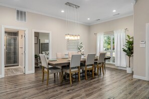 Dining - New Home-Hot Tub-GameRoom-Pool table-10min to DFW Airport-12 min from Downtown (Irving)