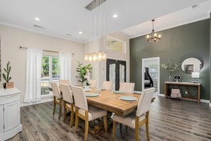 Dining - New Home-Hot Tub-GameRoom-Pool table-10min to DFW Airport-12 min from Downtown (Irving)