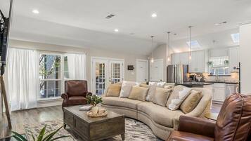 Smart TV, caminetto, libri, impianto stereo