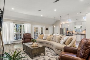 Smart TV, fireplace, books, stereo - New Home-Hot Tub-GameRoom-Pool table-10min to DFW Airport-12 min from Downtown (Irving)